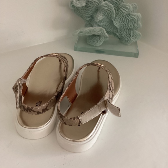 NWT MICHAEL KORS THONG SANDALS SHOES LOGO PLAQUE MONOGRAM BROWN/TAN 6.5 EUR 37 - Picture 7 of 12
